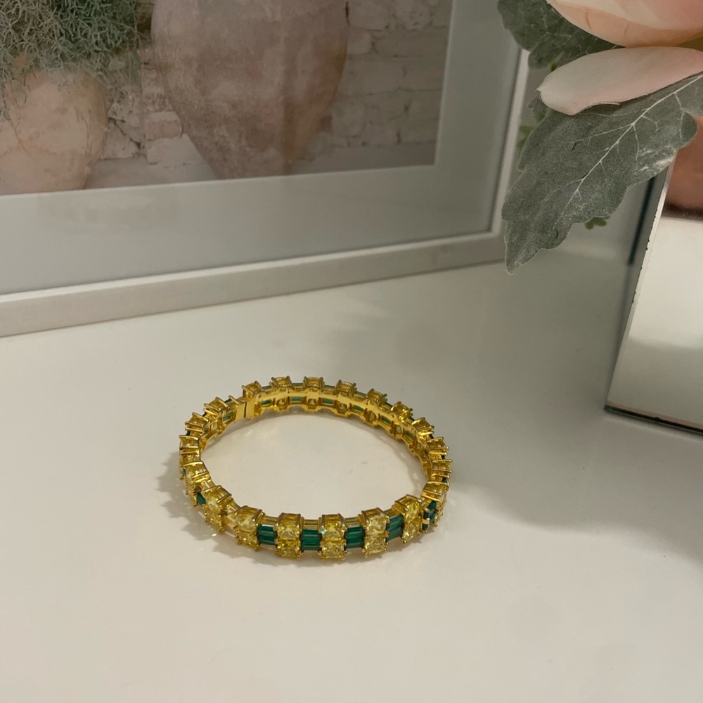 Elegant Gold and Emerald Bracelet